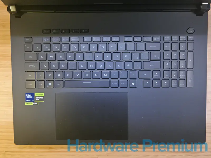 Teclado y touchpad del ASUS ROG STRIX SCAR 18 (2025) G835L